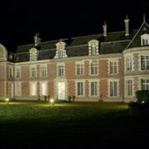 A large, historic building with multiple windows and a symmetrical facade. - Château de Béhen (Behen)