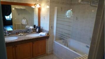 Suite Deluxe, 2 chambres, vue parc | Salle de bain | Articles de toilette gratuits, sĂšche-cheveux, serviettes fournies