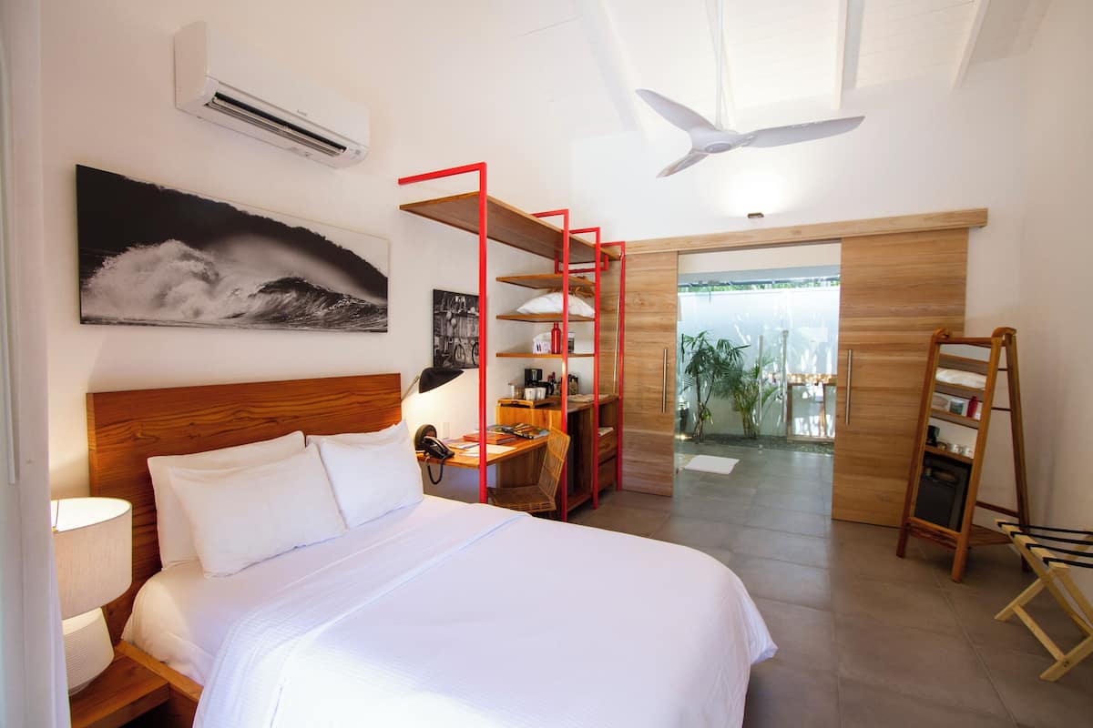 Standard Room | Minibar, in-room safe, desk, blackout drapes