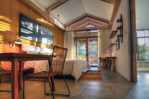PREMIUM PLUS 1 KING BED | Minibar, in-room safe, desk, blackout drapes - The Gilded Iguana Surf Hotel (Nosara)