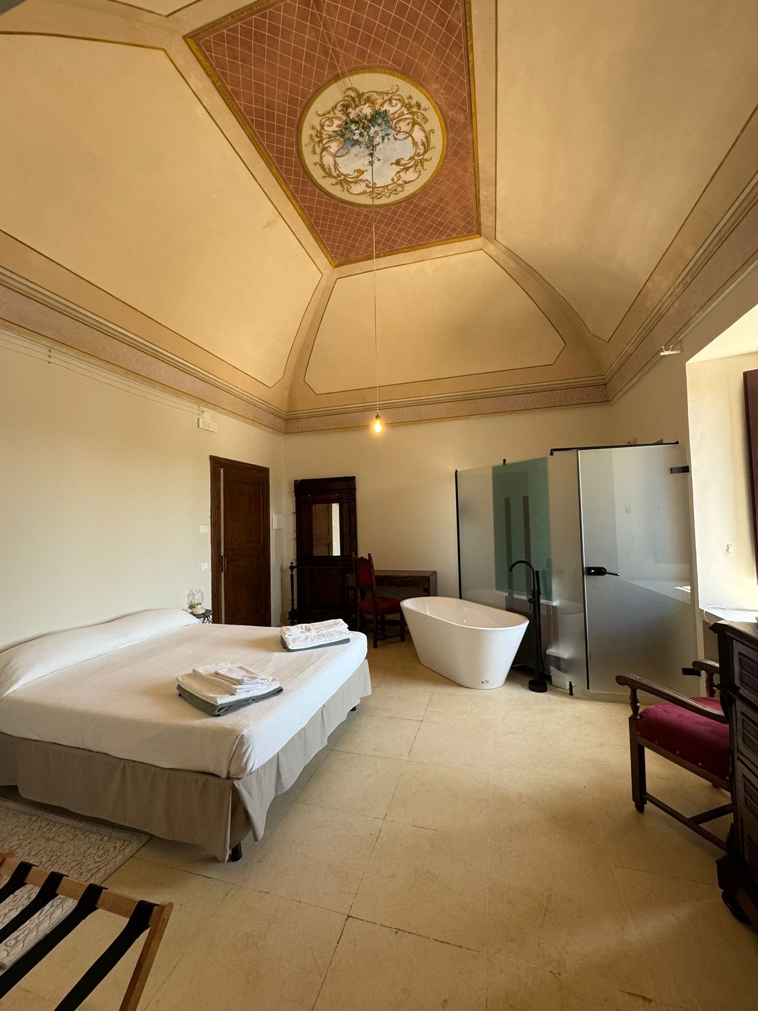 ルーム ダブルベッド 1 台 (La Loggia 204) | 高級寝具、羽毛の掛け布団、デスク、ノートパソコン用作業スペース