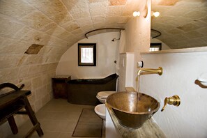 Appartement (Il Nido) | Badkamer | Een regendouche, gratis toiletartikelen, een haardroger, pantoffels