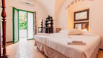 Appartamento (Il Fico) | Biancheria da letto di alta qualità, copriletto in piuma, una scrivania