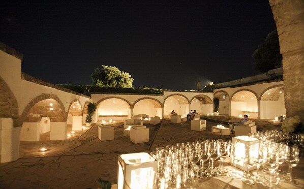 Front of property – evening/night - Masseria Spina Resort (Monopoli)