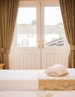 Twin Room, Balcony | Free WiFi, bed sheets - The Cambrian Inn (Tredegar)