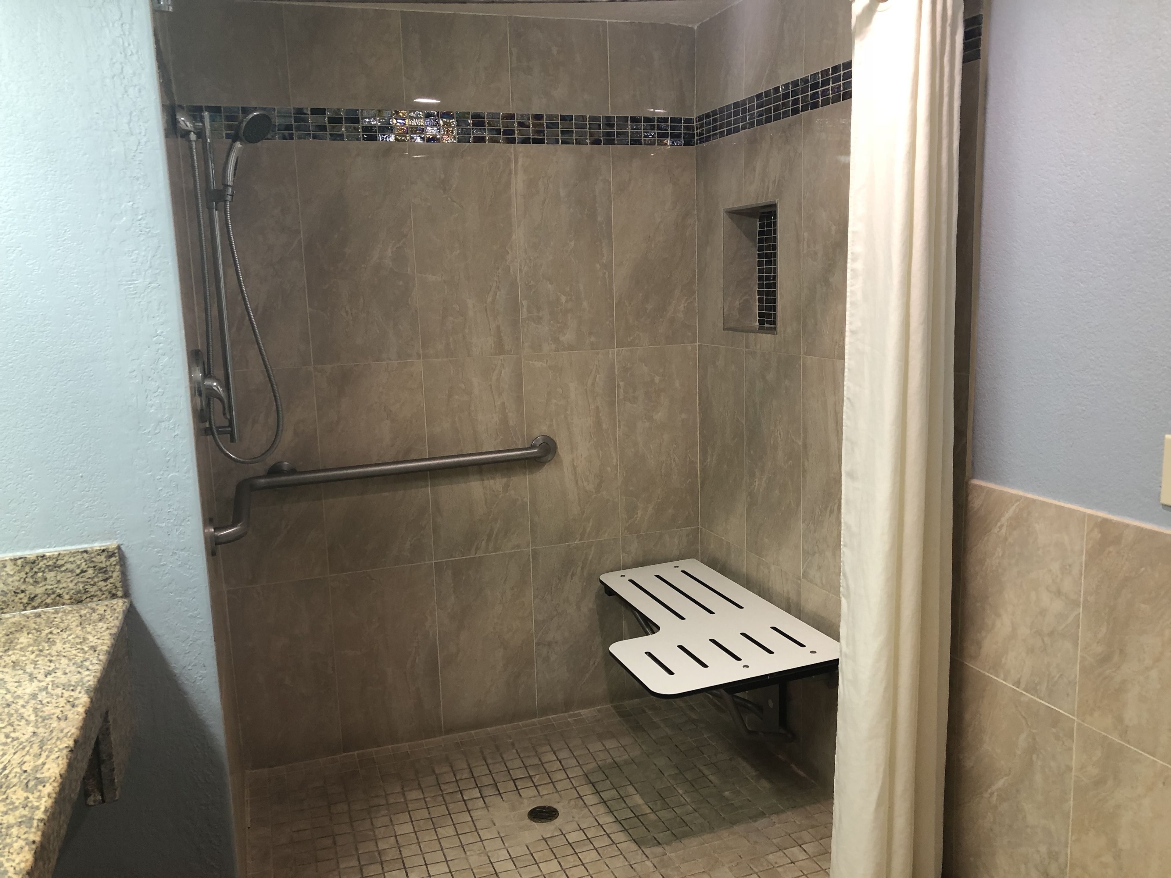 Kamer, 1 kingsize bed, roken | Badkamer | Een bad/douchecombinatie, gratis toiletartikelen, handdoeken