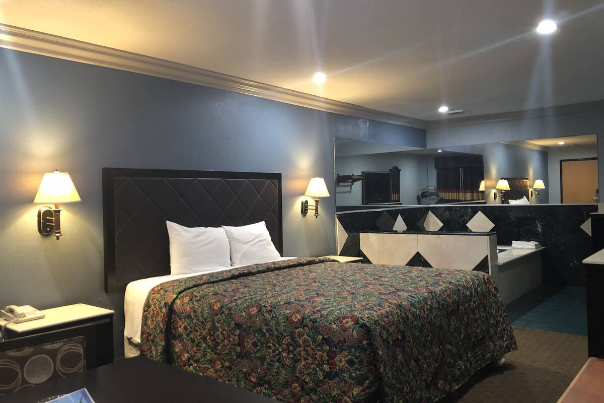Suite, 1 King Bed, Smoking, Jetted Tub