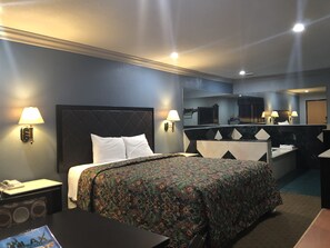 Suite, 1 très grand lit, fumeur, bain à remous