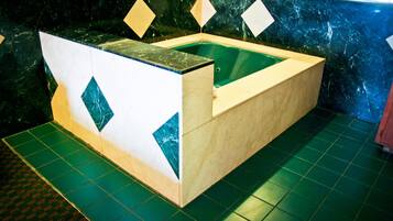 Combined shower/bathtub, free toiletries, towels