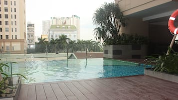 Hồ bơi ngoài trời