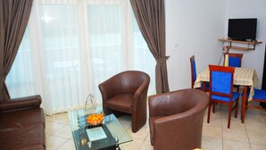 Apartment, 1 Schlafzimmer, Terrasse, Meerblick | Wohnbereich