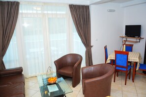 Departamento, 1 habitación, Terraza, vista al mar | Área de sala de estar | Televisión de pantalla plana 