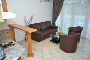 Departamento, 1 habitación, Terraza, vista al mar | Área de sala de estar | Televisión de pantalla plana 