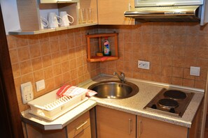 Duplex Confort, 2 chambres, face à la mer | Cuisinette privée | Réfrigérateur, four à micro-ondes, surface de cuisson