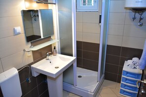 Basic Duplex, 1 Bedroom, Bay View, Sea Facing | Bathroom | Shower, free toiletries, hair dryer, towels - Apartments Vesna (Bigovo)