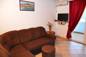 Dúplex Confort, 2 habitaciones, frente al mar | Área de sala de estar | Televisión de pantalla plana 