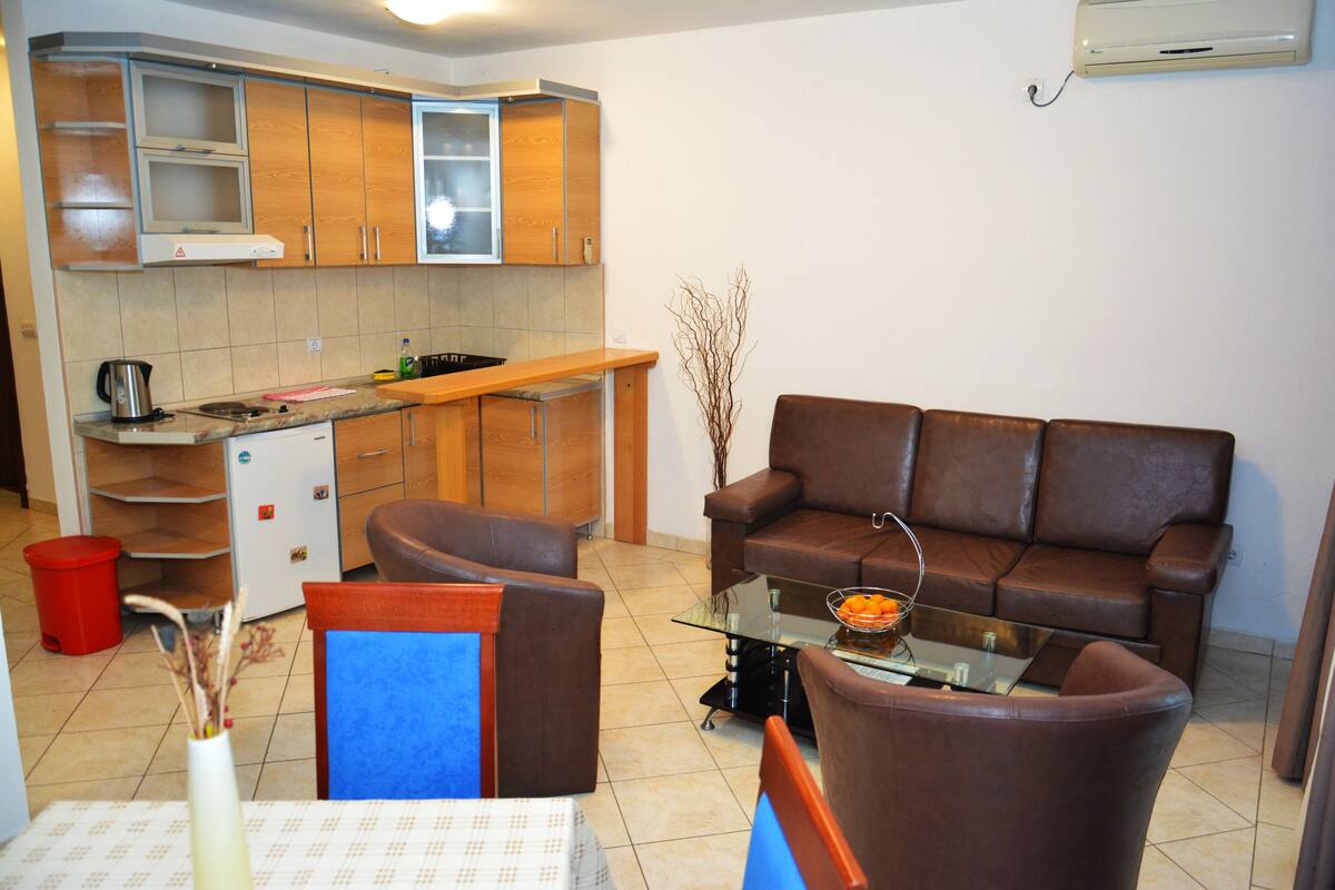 Appartement, 1 chambre, terrasse, vue sur la mer | Aire de séjour | Téléviseur à écran plat
