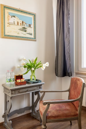 Deluxe Suite, 1 King Bed with Sofa bed, Private Bathroom | Room amenity - Guest House Maison 6 (Rome)