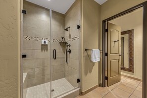 Kostenlose Toilettenartikel, Haartrockner, Bademäntel, Hausschuhe