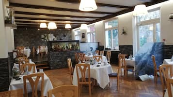 Serveert ontbijt, lunch, diner, Franse gerechten