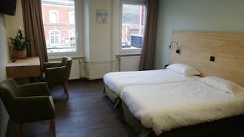 Chambre avec lits jumeaux | Décoration personnalisée, ameublement personnalisé, bureau