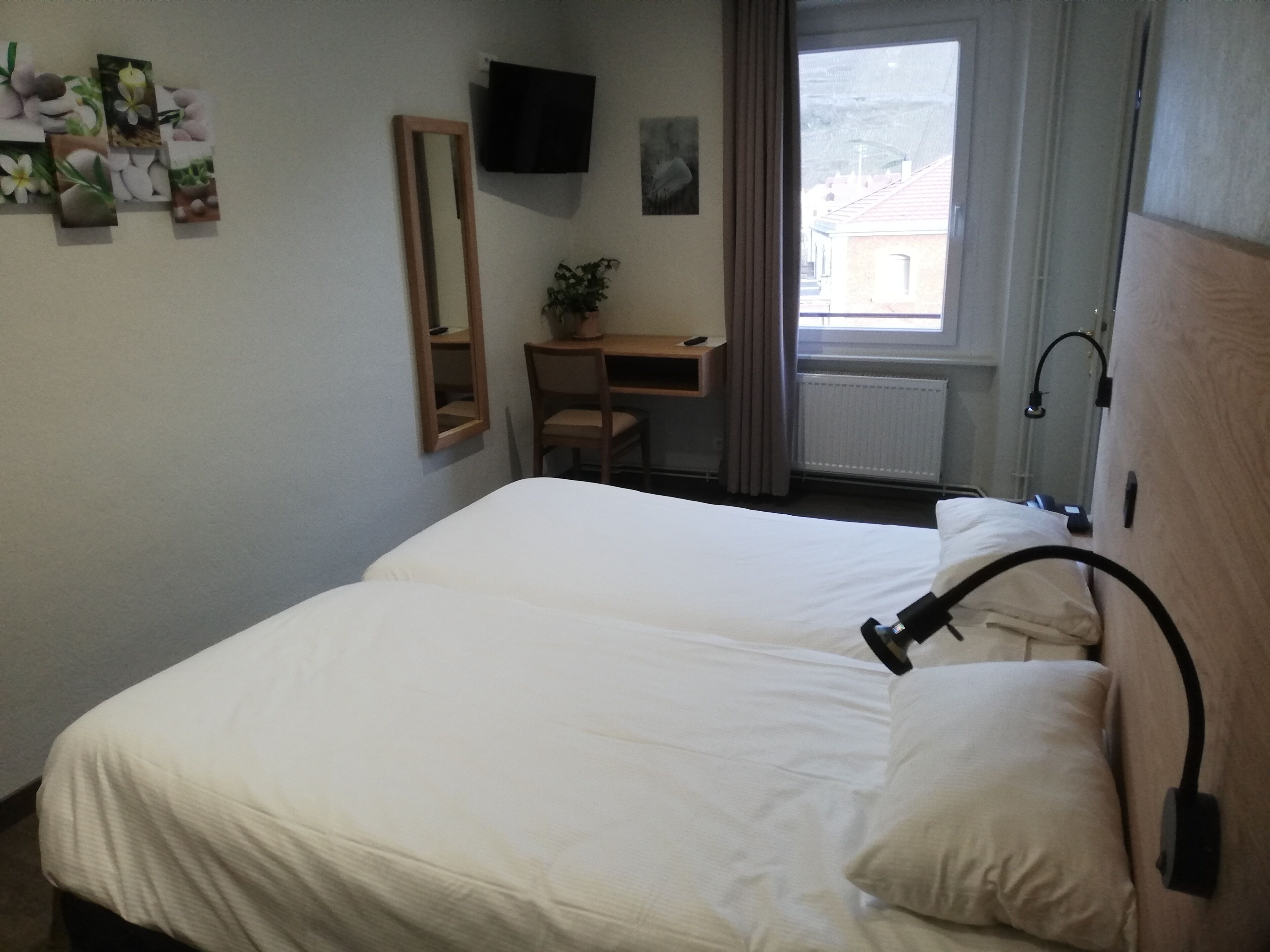 twin room | individually decorated, individually furnished, desk, blackout curtains