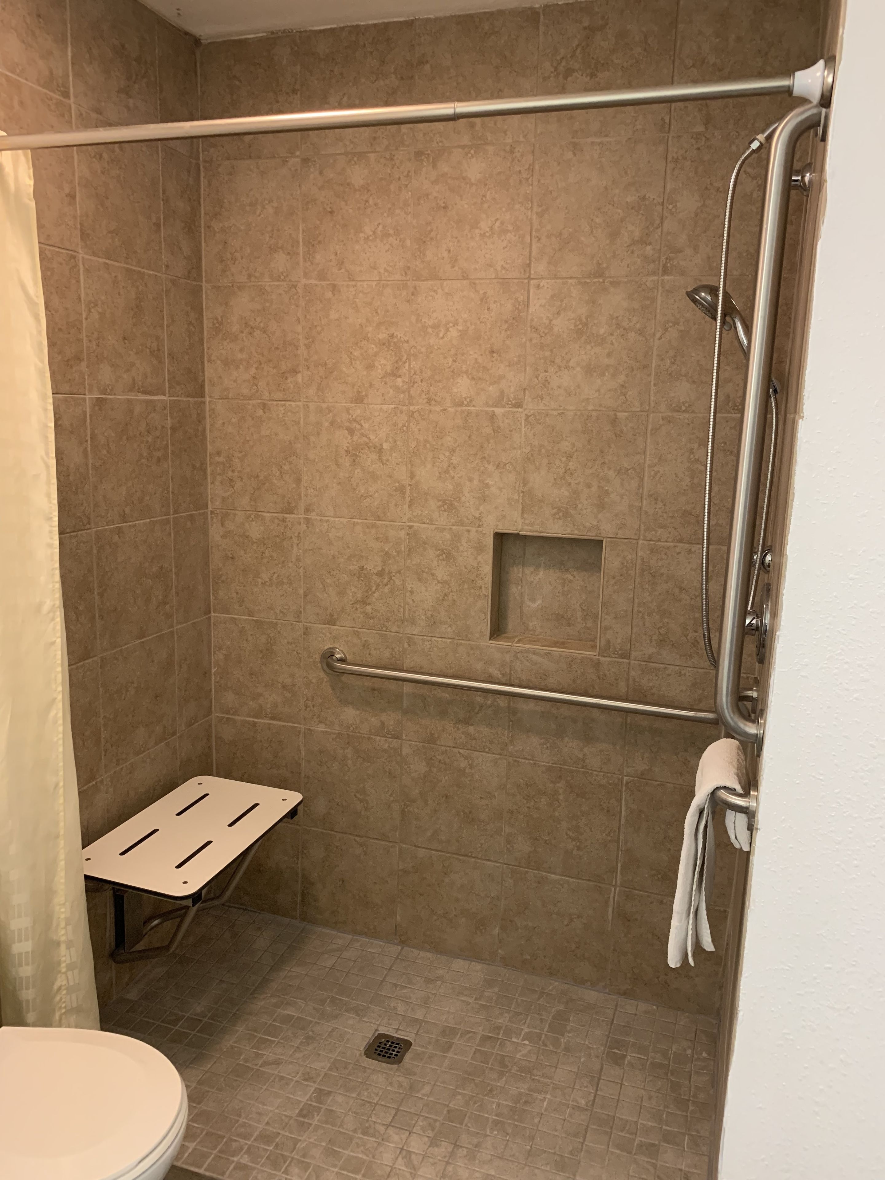 Chambre simple de base, 1 grand lit, accessible aux personnes à mobilité réduite | Douche de la salle de bain