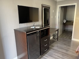 Escritorio, wifi gratis y ropa de cama