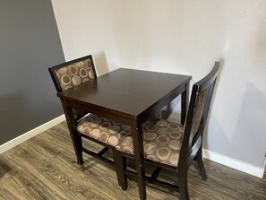 Skrivebord, wi-fi (inkludert) og sengetøy