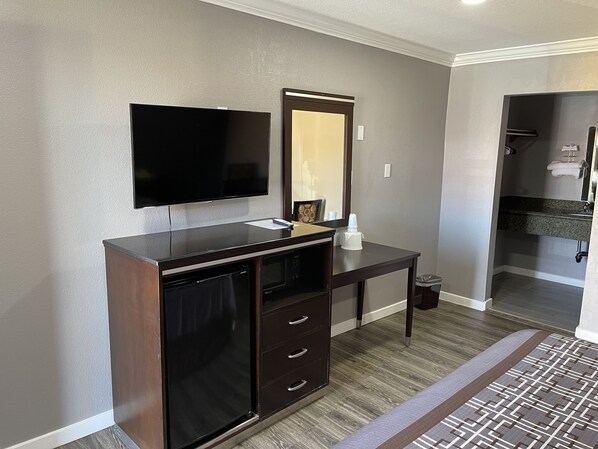 Skrivebord, wi-fi (inkludert) og sengetøy