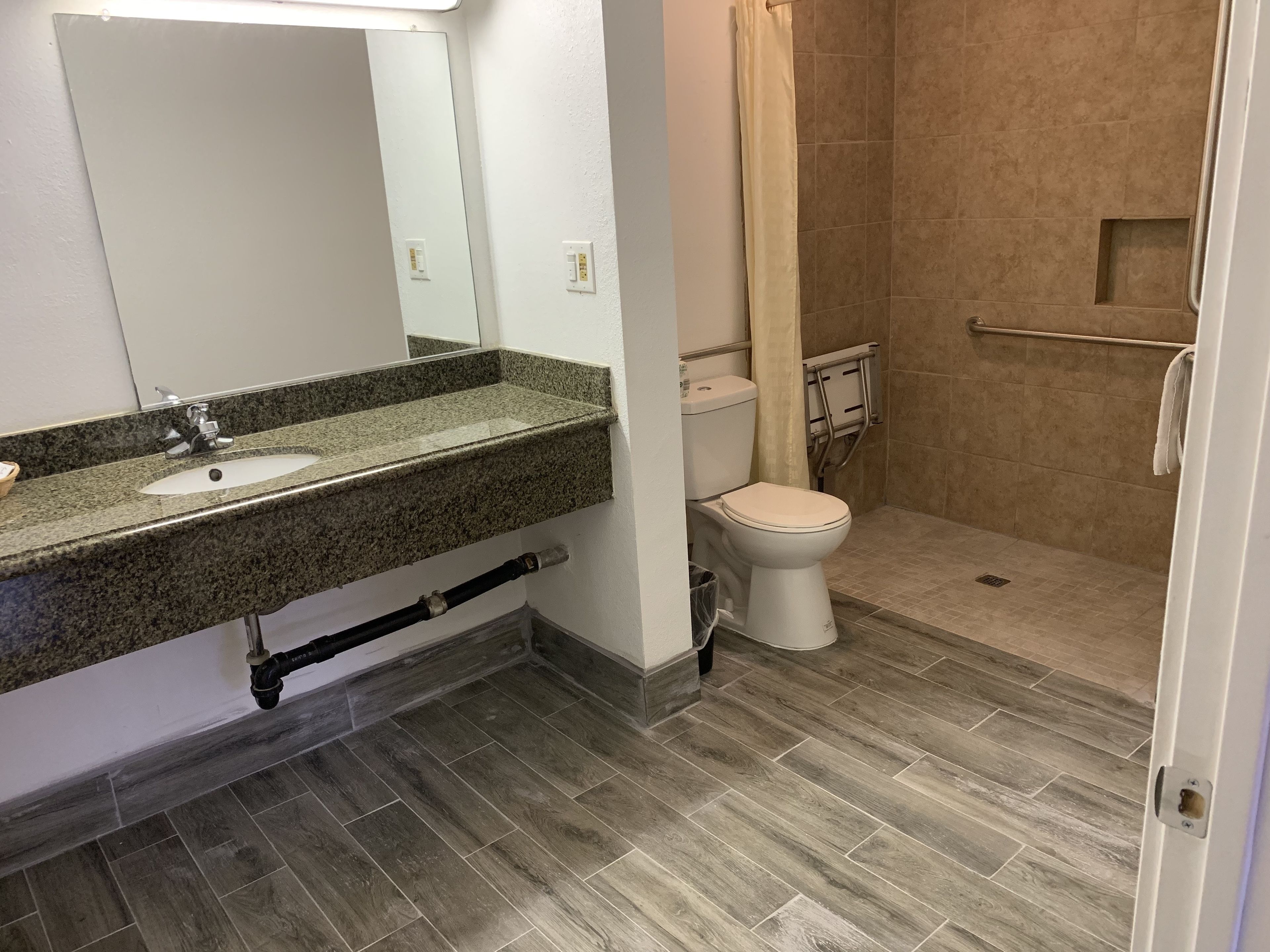 Basic Single Room, 1 Queen Bed, Accessible, Private Bathroom | Bathroom