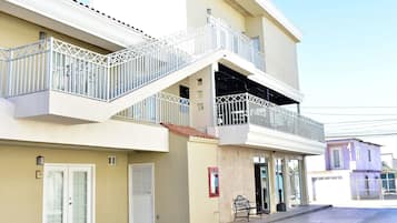 Vista frontal de la propiedad