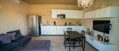 Una cocina moderna con microondas, refrigerador y comedor.