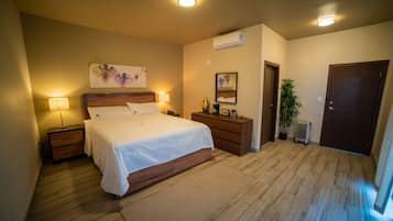 Escritorio, tabla de planchar con plancha, wifi gratis y ropa de cama