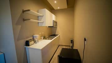 Junior Suite, 1 Queen Bed | Private kitchenette