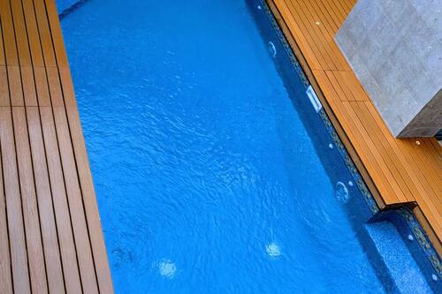Piscine extérieure, chaises longues
