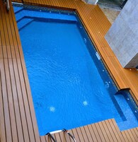 Una piscina al aire libre, tumbonas