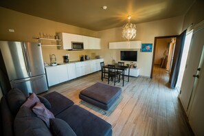 Royal Suite | Living room | Flat-screen TV - California Comfort and Suites (Los Algodones)