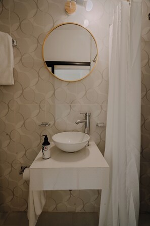Dusche, kostenlose Toilettenartikel, Haartrockner, Handtücher