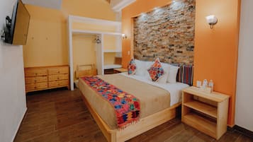 Habitación doble | Tabla de planchar con plancha, wifi gratis y ropa de cama