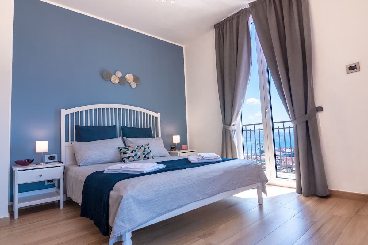 Deluxe driepersoonskamer, uitzicht op zee (Giuliana) | Een bureau, babybedden, gratis wifi, beddengoed