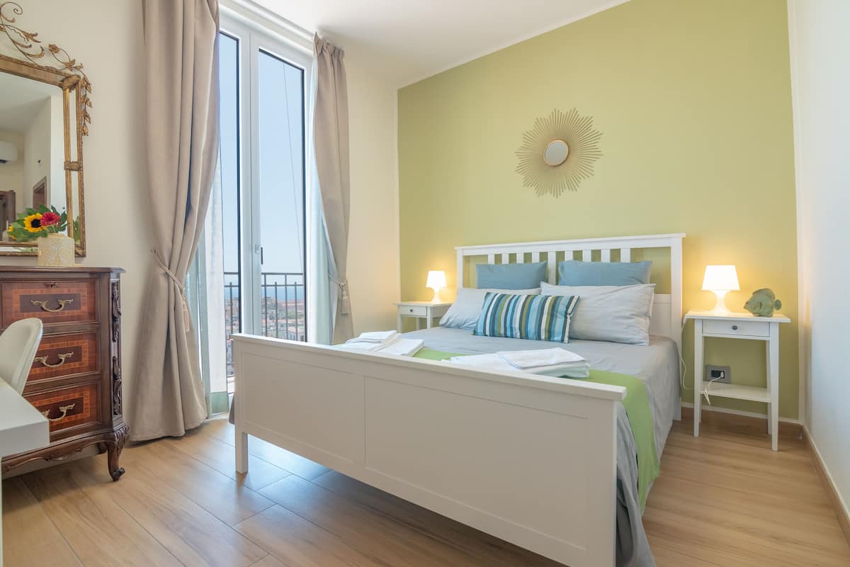 Deluxe tweepersoonskamer, uitzicht op zee (Alessia) | Een bureau, babybedden, gratis wifi, beddengoed