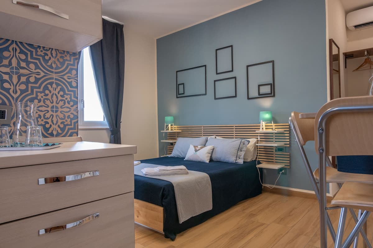 Studio, uitzicht op zee (Lucio) | Een bureau, babybedden, gratis wifi, beddengoed