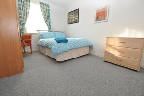 Double Room | Desk, iron/ironing board, free WiFi, bed sheets - Waterfront Guest Accommodation (Greenock)