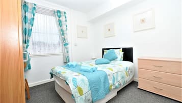 Habitación doble | Escritorio, tabla de planchar con plancha, wifi gratis y ropa de cama