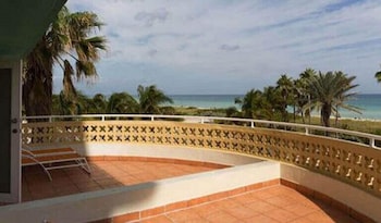 Deluxe Room, 1 King Bed, Balcony, Ocean View | Blackout drapes, iron/ironing board, bed sheets at Broadmore Miami Beach