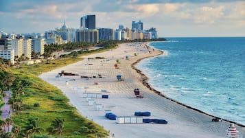 Na praia, guarda-sóis