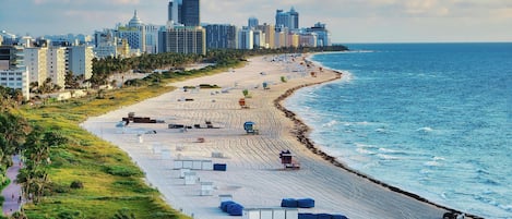 Rannalla, aurinkovarjoja