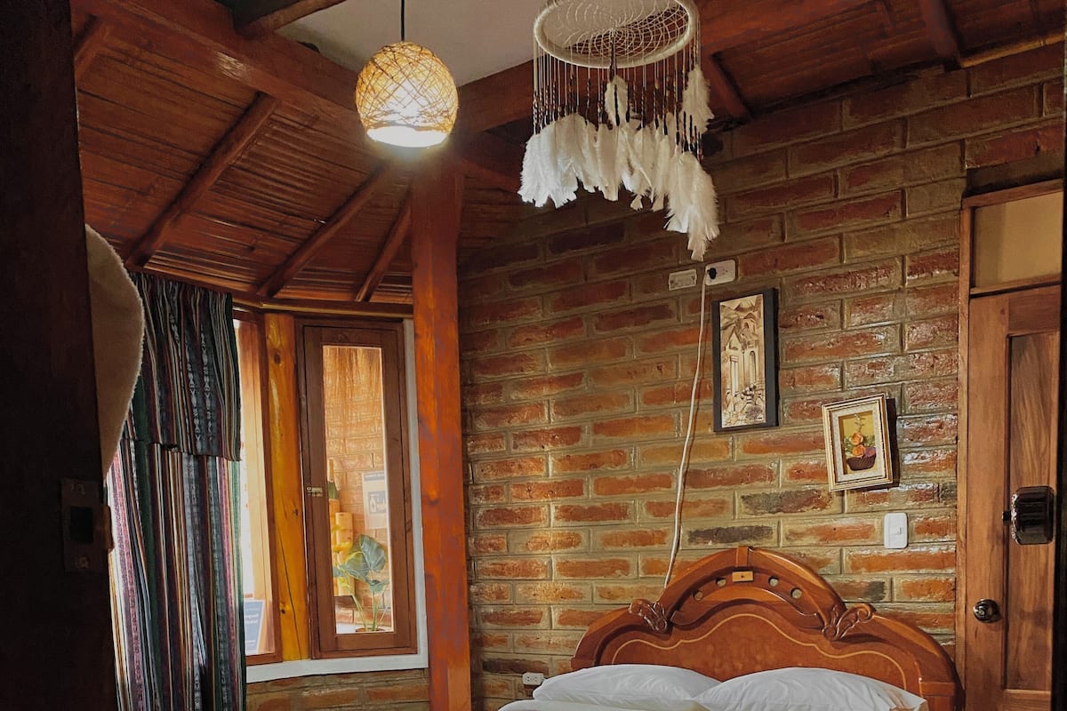 Room, 1 Queen Bed | Free WiFi, bed sheets
