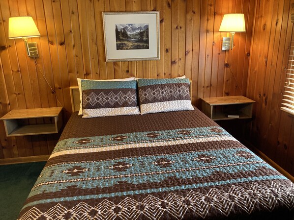 Standard Room, 1 Queen Bed | Free WiFi, bed sheets